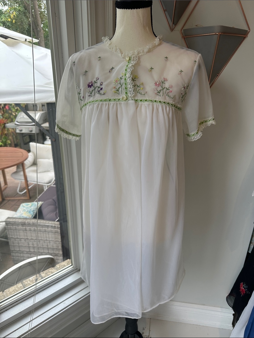 VINTAGE White Embroidered Short Sheer Dressing Gown Robe Nightgown Small Medium